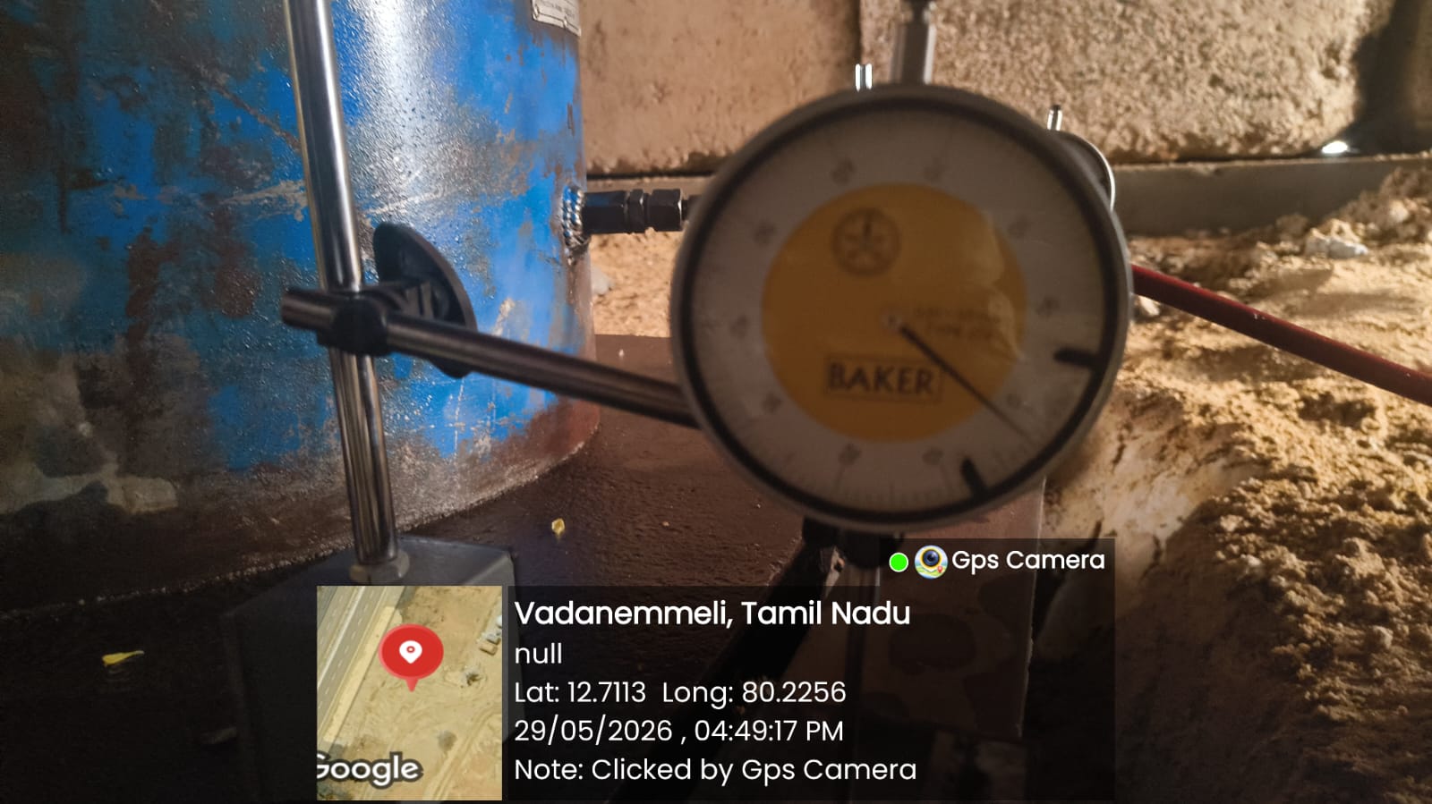 1000 MT hydraulic jack aligned over pile head